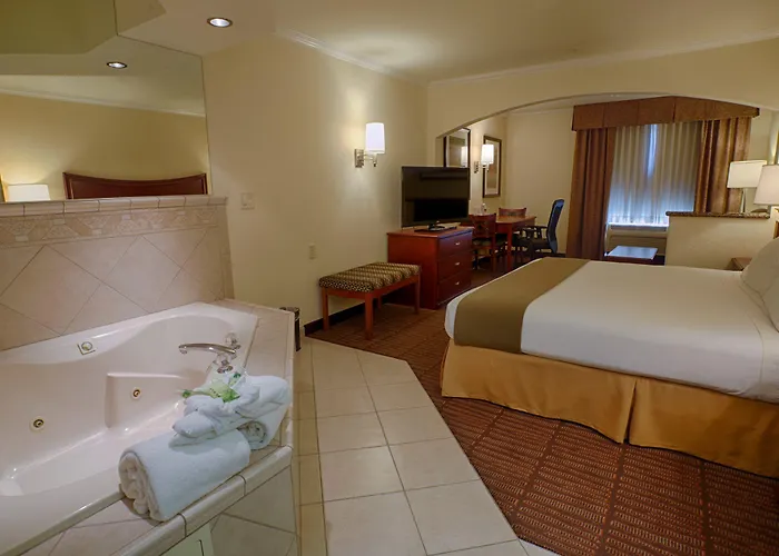 Express & Mall By Ihg Hotel