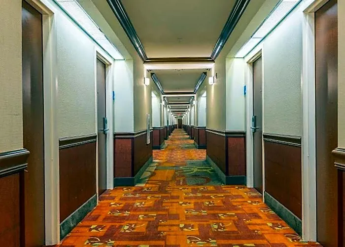 Express & Mall By Ihg Hotel