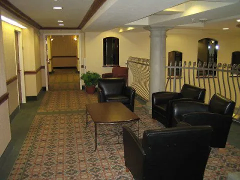Express & Mall By Ihg Hotel
